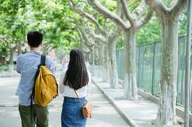 青春男女从自信到欲望的流动