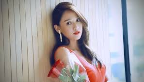 女性魅力通过言行与肢体细节绽放