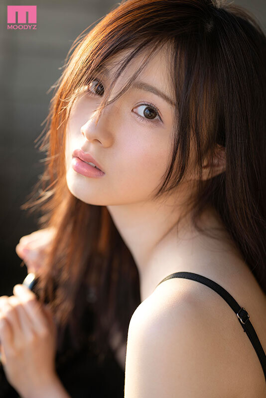 （OLM-301）一位身材完美的性感火辣女子用淫穢的言語和她性感成熟的身體，盡情地挑逗和性交一位受虐狂老男人！